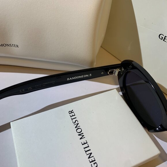 GENTLE MONSTER Black Oval Sunglasses